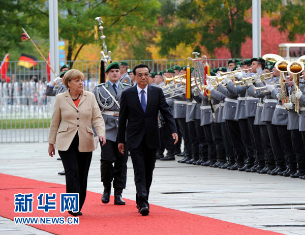10月10日，德國總理默克爾在柏林總理府前廣場舉行隆重儀式，歡迎中國國務(wù)院總理李克強對德國進行正式訪問。 新華社記者 饒愛民 攝 