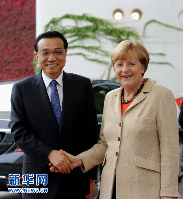 10月10日，德國總理默克爾在柏林總理府前廣場舉行隆重儀式，歡迎中國國務(wù)院總理李克強對德國進行正式訪問。 新華社記者 饒愛民 攝 