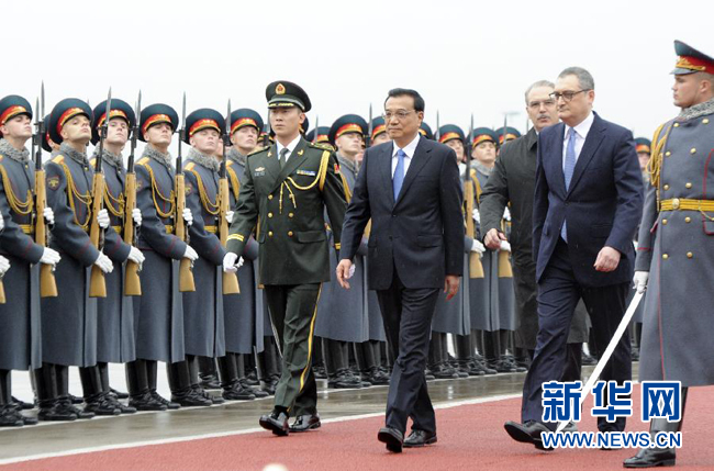 10月12日，中國國務(wù)院總理李克強乘專機抵達莫斯科，開始對俄羅斯進行正式訪問并舉行中俄總理第十九次定期會晤。俄方在機場舉行隆重儀式，歡迎李克強總理。新華社記者 張鐸 攝