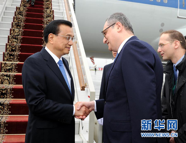 10月12日，中國國務(wù)院總理李克強乘專機抵達莫斯科，開始對俄羅斯進行正式訪問并舉行中俄總理第十九次定期會晤。俄羅斯聯(lián)邦政府高級官員到機場迎接李克強總理。新華社記者 饒愛民 攝