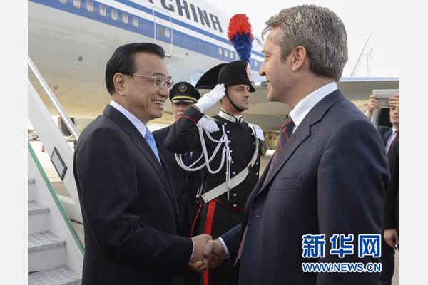 10月14日，國(guó)務(wù)院總理李克強(qiáng)乘專機(jī)抵達(dá)羅馬，開始對(duì)意大利進(jìn)行正式訪問，意大利政府高級(jí)官員到機(jī)場(chǎng)迎接。 新華社記者李學(xué)仁攝