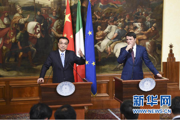 10月14日，國(guó)務(wù)院總理李克強(qiáng)在羅馬與意大利總理倫齊舉行會(huì)談后共同會(huì)見(jiàn)記者。 新華社記者 李學(xué)仁 攝