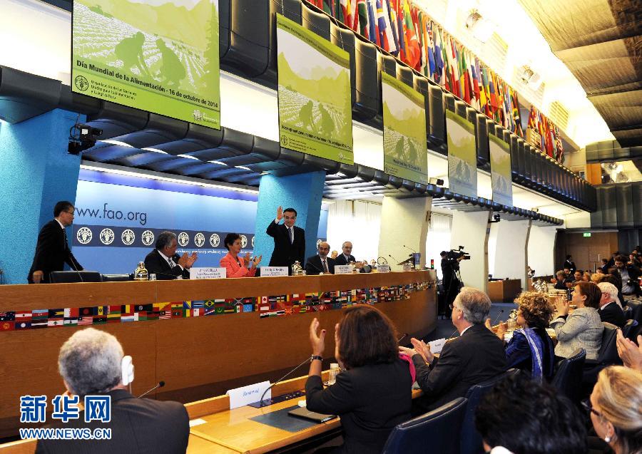 10月15日，中國國務(wù)院總理李克強(qiáng)在格拉齊亞諾總干事的陪同下在位于羅馬的聯(lián)合國糧農(nóng)組織總部發(fā)表演講。 新華社記者 饒愛民 攝 