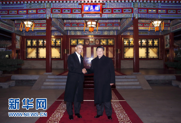 11月11日晚，國家主席習(xí)近平在中南海同美國總統(tǒng)奧巴馬舉行會(huì)晤。這是兩國元首在瀛臺(tái)涵元殿前握手。 新華社記者鞠鵬攝