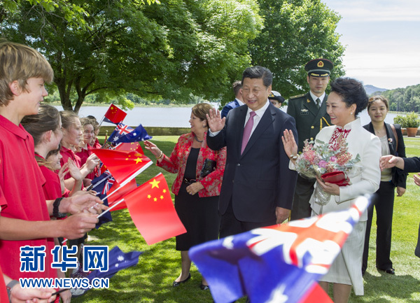 11月17日，中國國家主席習(xí)近平在堪培拉會見澳大利亞總督科斯格羅夫。會見前，科斯格羅夫在總督府草坪為習(xí)近平舉行隆重歡迎儀式。習(xí)近平和夫人彭麗媛抵達(dá)時，受到科斯格羅夫總督夫婦熱情迎接。新華社記者謝環(huán)馳 攝 
