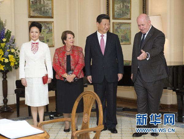 11月17日，中國國家主席習(xí)近平在堪培拉會見澳大利亞總督科斯格羅夫。會見前，科斯格羅夫在總督府草坪為習(xí)近平舉行隆重歡迎儀式。習(xí)近平和夫人彭麗媛抵達(dá)時，受到科斯格羅夫總督夫婦熱情迎接。新華社記者黃敬文 攝 