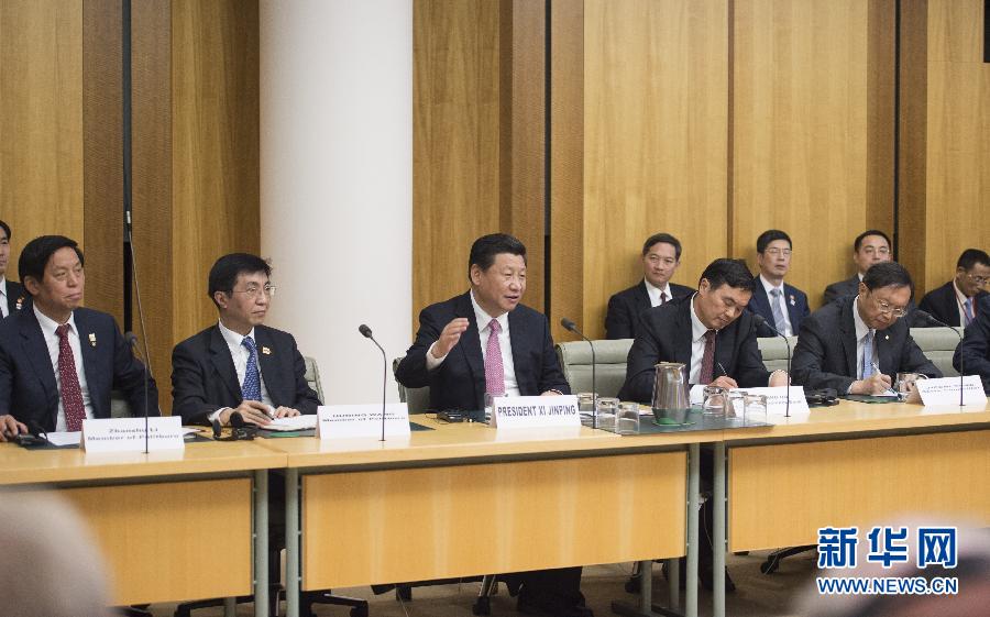 11月17日，國家主席習近平在堪培拉和澳大利亞總理阿博特共同出席第四屆中澳工商界首席執(zhí)行官圓桌會。這次會議是由澳大利亞企業(yè)領袖理事會和中國國家開發(fā)銀行共同組織承辦的。新華社記者 謝環(huán)馳 攝 