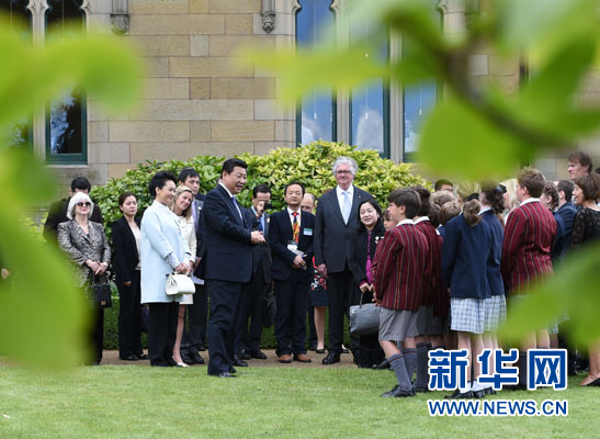 11月18日，國家主席習(xí)近平在澳大利亞塔斯馬尼亞州與朗塞斯頓市斯科奇－歐克伯恩小學(xué)的小學(xué)生共同植樹。新華社記者 馬占成 攝