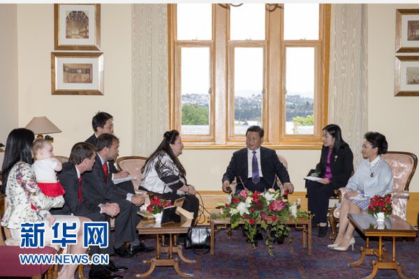 11月18日，國家主席習(xí)近平在澳大利亞塔斯馬尼亞州參觀訪問。這是習(xí)近平看望已故塔斯馬尼亞州前州長培根的家人。新華社記者 丁林 攝