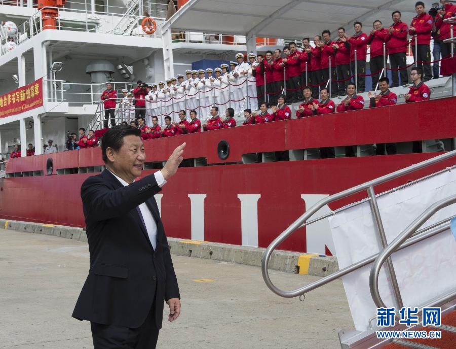 11月18日，正在澳大利亞塔斯馬尼亞州首府霍巴特訪問的中國國家主席習(xí)近平在澳大利亞總理阿博特陪同下參觀南極科考項目并慰問兩國科考人員。這是習(xí)近平在霍巴特港看望正在這里補(bǔ)給的“雪龍”號全體科考人員。新華社記者李學(xué)仁攝 