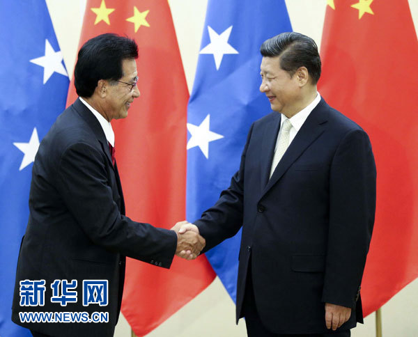 11月22日，中國國家主席習近平在斐濟楠迪會見密克羅尼西亞聯(lián)邦總統(tǒng)莫里。 新華社記者姚大偉攝 