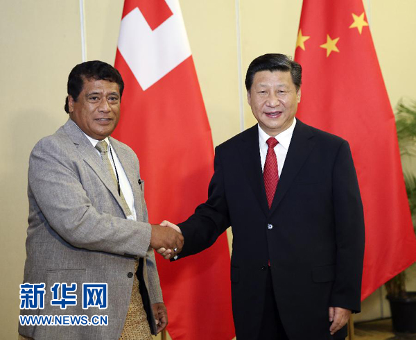 11月22日，國家主席習近平在斐濟楠迪會見湯加首相圖伊瓦卡諾。新華社記者丁林攝 