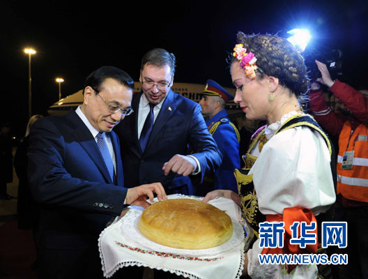 12月15日，國務(wù)院總理李克強抵達(dá)貝爾格萊德，出席中國－中東歐國家領(lǐng)導(dǎo)人會晤并正式訪問塞爾維亞，塞爾維亞總理武契奇到機場迎接。新華社記者 饒愛民 攝