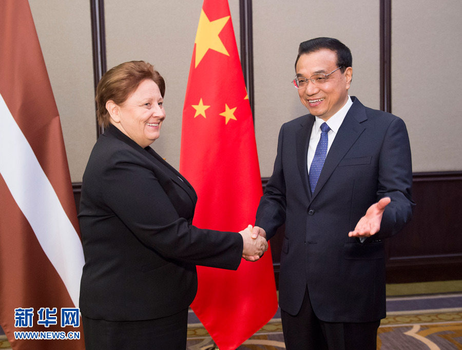    12月16日，中國國務(wù)院總理李克強在貝爾格萊德會見拉脫維亞總理斯特勞尤馬。 新華社記者黃敬文攝