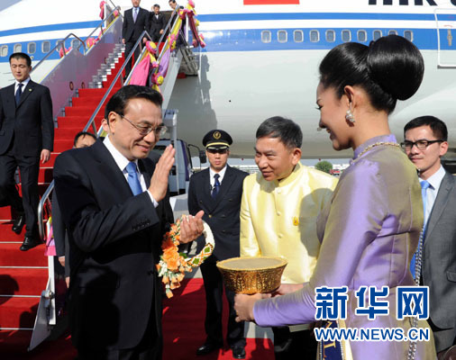 12月19日，中國國務(wù)院總理李克強抵達曼谷，出席大湄公河次區(qū)域經(jīng)濟合作領(lǐng)導(dǎo)人第五次會議。新華社記者饒愛民攝