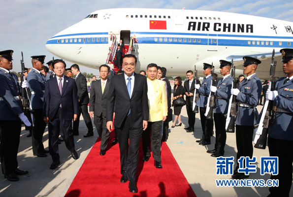 12月19日，中國國務(wù)院總理李克強抵達曼谷，出席大湄公河次區(qū)域經(jīng)濟合作領(lǐng)導(dǎo)人第五次會議。新華社記者 龐興雷攝