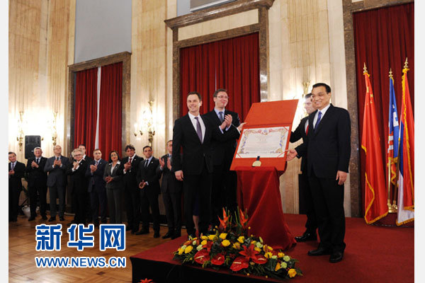 12月18日，中國國務(wù)院總理李克強在貝爾格萊德市政廳接受“貝爾格萊德榮譽市民”證書，塞爾維亞總理武契奇陪同出席。隨后，李克強同塞各界知名人士親切會見并互動交流。新華社記者 饒愛民 攝