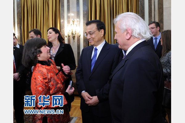 12月18日，中國國務(wù)院總理李克強在貝爾格萊德市政廳接受“貝爾格萊德榮譽市民”證書，塞爾維亞總理武契奇陪同出席。隨后，李克強同塞各界知名人士親切會見并互動交流。這是李克強同漢學(xué)家波普—采尼奇夫婦親切交談。新華社記者 饒愛民 攝