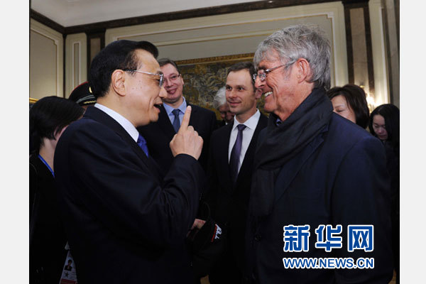 12月18日，中國國務(wù)院總理李克強在貝爾格萊德市政廳接受“貝爾格萊德榮譽市民”證書，塞爾維亞總理武契奇陪同出席。隨后，李克強同塞各界知名人士親切會見并互動交流。這是李克強同著名足球教練米盧蒂諾維奇親切交談。新華社記者 饒愛民 攝