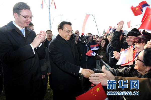 12月18日，中國(guó)國(guó)務(wù)院總理李克強(qiáng)在貝爾格萊德同塞爾維亞總理武契奇共同出席貝爾格萊德跨多瑙河大橋竣工儀式。這是李克強(qiáng)在儀式現(xiàn)場(chǎng)同塞爾維亞群眾親切握手。新華社記者 饒愛(ài)民 攝