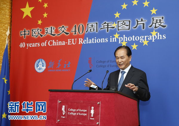 5月18日，正在比利時訪問的新華社社長蔡名照在比利時布魯日歐洲學院舉行的“中歐建交40周年圖片展”開幕式上致辭。在中歐建交40周年之際，由新華社、歐洲學院主辦的“中歐建交40周年圖片展”18日在位于比利時布魯日的歐洲學院開幕。 新華社記者葉平凡攝 