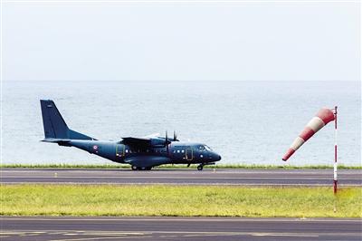 7日，法屬留尼汪島，法國軍事運(yùn)輸機(jī)沿海岸搜尋MH370殘骸。