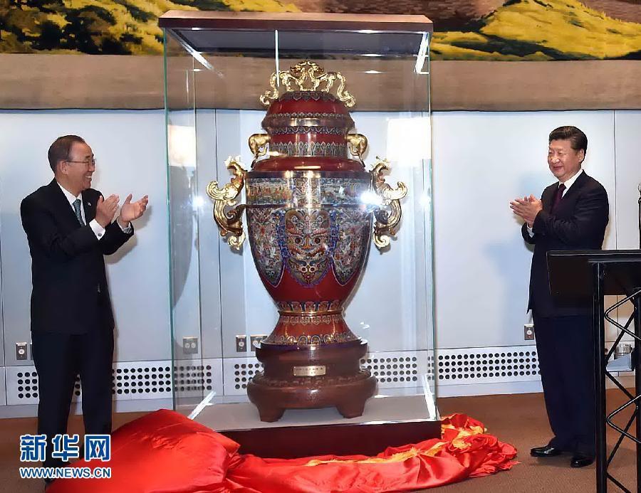 9月27日，國家主席習近平在紐約出席中國向聯(lián)合國贈送“和平尊”儀式。聯(lián)合國秘書長潘基文出席。 新華社記者 李濤 攝 