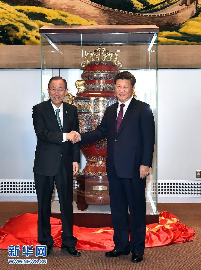  9月27日，國家主席習近平在紐約出席中國向聯(lián)合國贈送“和平尊”儀式。聯(lián)合國秘書長潘基文出席。 新華社記者 李濤 攝 