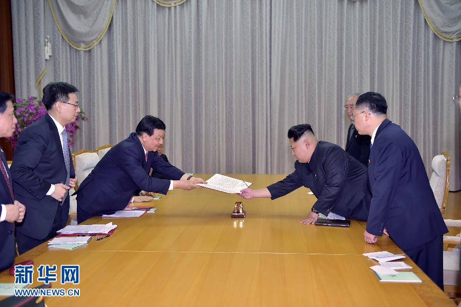 10月9日，中共中央政治局常委、中央書記處書記劉云山在平壤百花園迎賓館會見朝鮮勞動黨第一書記金正恩。這是劉云山向金正恩轉(zhuǎn)交習(xí)近平總書記的親署函。新華社記者 李濤 攝