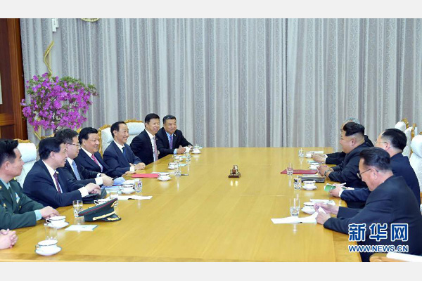 10月9日，中共中央政治局常委、中央書記處書記劉云山在平壤百花園迎賓館會見朝鮮勞動黨第一書記金正恩。 新華社記者 李濤 攝 