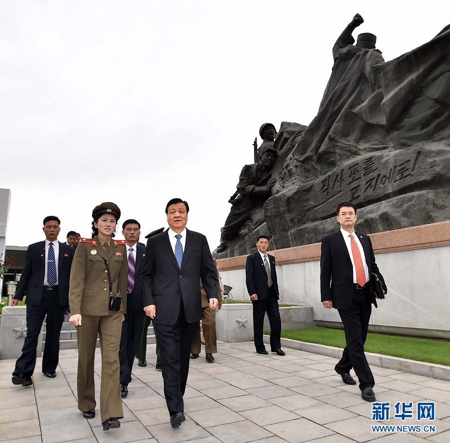 10月10日，正在朝鮮訪問的中共中央政治局常委、中央書記處書記劉云山在平壤參觀朝鮮祖國解放戰(zhàn)爭勝利紀(jì)念館。 新華社記者 李濤 攝