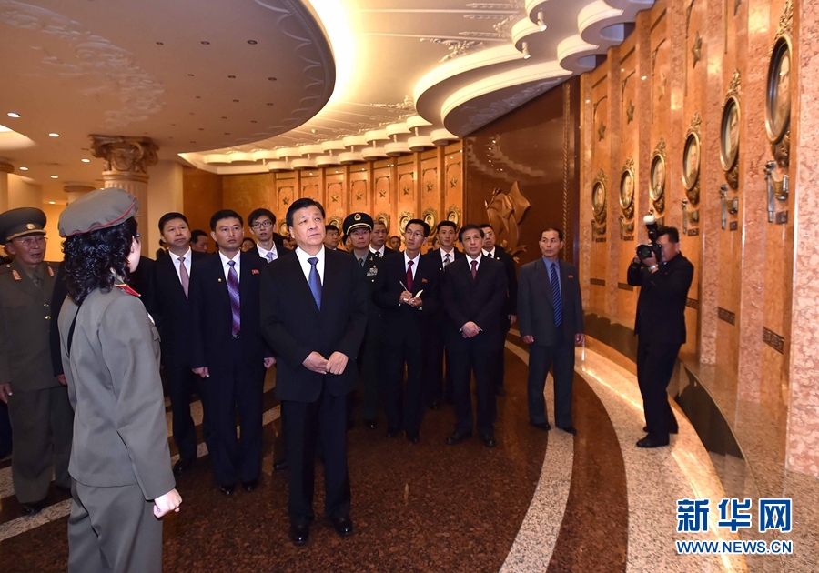 10月10日，正在朝鮮訪問的中共中央政治局常委、中央書記處書記劉云山在平壤參觀朝鮮祖國解放戰(zhàn)爭勝利紀(jì)念館。 新華社記者 李濤 攝
