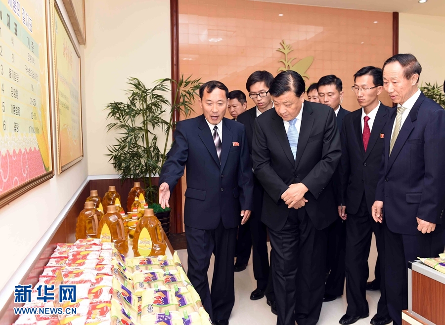 10月11日，中共中央政治局常委、中央書記處書記劉云山參觀考察平壤玉米加工廠。 新華社記者 饒愛民 攝