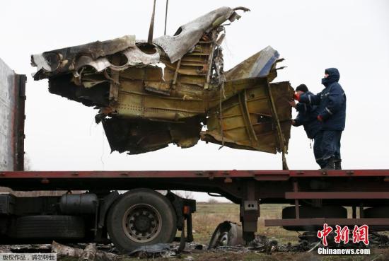 資料圖：2014年11月16日，烏克蘭頓涅茨克地區(qū)，墜毀MH17飛機(jī)事故現(xiàn)場(chǎng)成功搜尋到起落架的部分殘骸，一大塊機(jī)身殘片等。