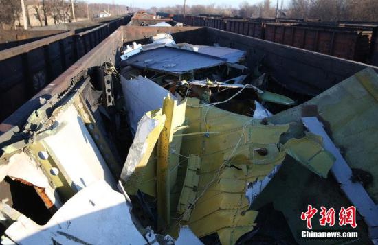 資料圖：烏克蘭頓涅茨克，MH17墜毀客機(jī)的殘骸裝上火車。圖片來源：CFP視覺中國(guó)