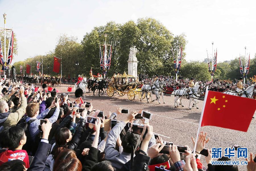 這是習(xí)近平和夫人彭麗媛在女王夫婦陪同下，乘坐皇家馬車前往白金漢宮下榻。新華社記者 周磊 攝