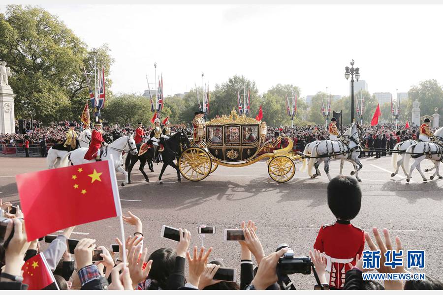 這是習(xí)近平和夫人彭麗媛在女王夫婦陪同下，乘坐皇家馬車前往白金漢宮下榻。新華社記者 周磊 攝