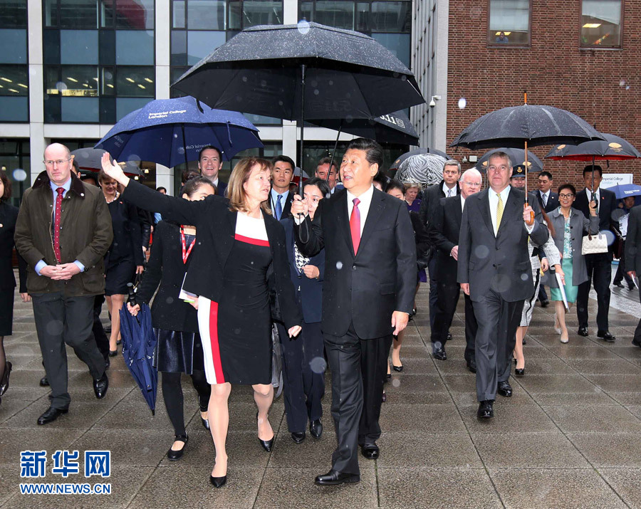 10月21日，國(guó)家主席習(xí)近平在倫敦參觀帝國(guó)理工學(xué)院。 新華社記者姚大偉 攝