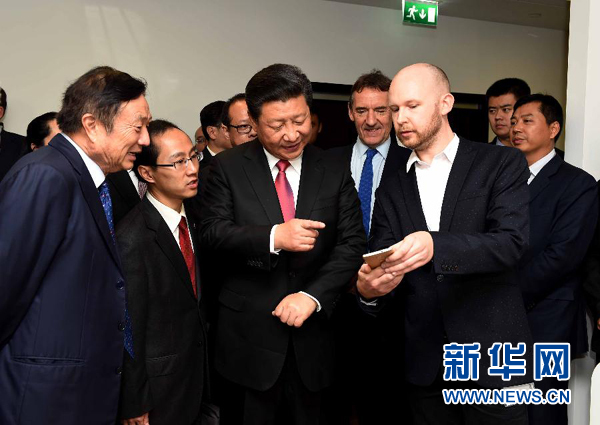 10月21日，國家主席習近平在倫敦參觀華為英國公司。 新華社記者 饒愛民 攝