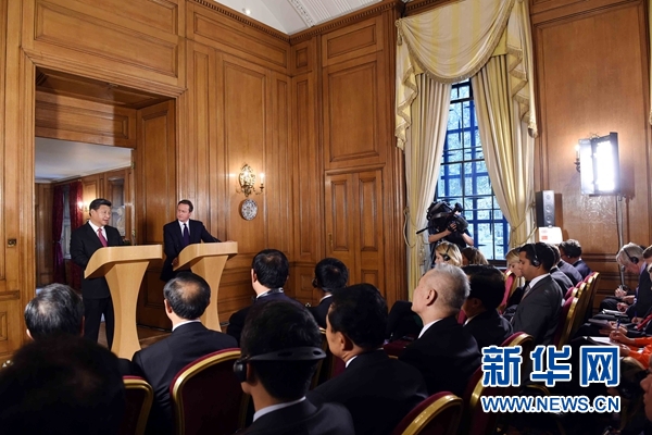 10月21日，國(guó)家主席習(xí)近平在倫敦唐寧街首相府同英國(guó)首相卡梅倫舉行會(huì)談。這是會(huì)談結(jié)束后，習(xí)近平和卡梅倫共同會(huì)見(jiàn)記者。 新華社記者 饒愛(ài)民 攝 