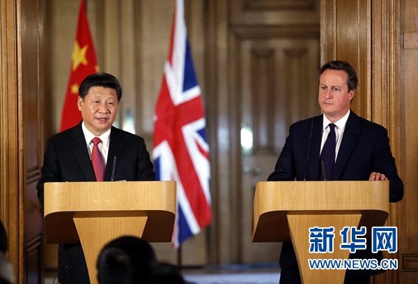 10月21日，國(guó)家主席習(xí)近平在倫敦唐寧街首相府同英國(guó)首相卡梅倫舉行會(huì)談。這是會(huì)談結(jié)束后，習(xí)近平和卡梅倫共同會(huì)見(jiàn)記者。 新華社記者 鞠鵬 攝 