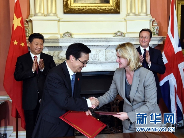 10月21日，國(guó)家主席習(xí)近平在倫敦唐寧街首相府同英國(guó)首相卡梅倫舉行會(huì)談。這是會(huì)談結(jié)束后，兩國(guó)領(lǐng)導(dǎo)人共同見(jiàn)證雙邊合作文件的簽署。新華社記者 饒愛(ài)民 攝 