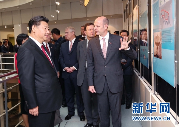10月22日，國家主席習近平在倫敦參觀國際移動衛(wèi)星公司。新華社記者 姚大偉 攝 
