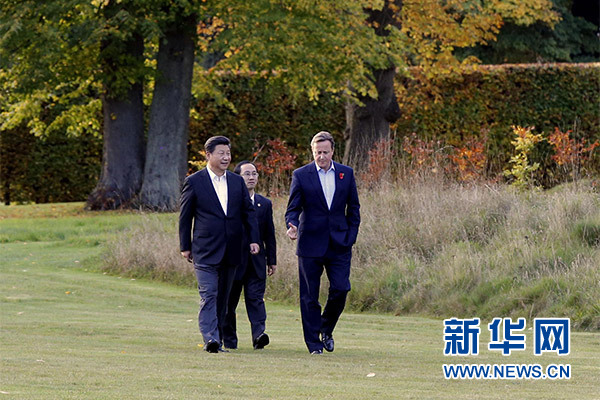 這是習(xí)近平與卡梅倫漫步草坪，邊走邊談。新華社記者 鞠鵬攝