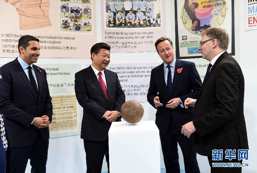 10月23日，國家主席習(xí)近平在英國首相卡梅倫陪同下，參觀曼徹斯特城市足球?qū)W院。 新華社記者 饒愛民 攝