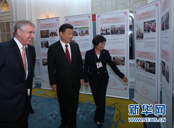 10月22日，國家主席習(xí)近平在倫敦出席全英孔子學(xué)院和孔子課堂年會開幕式。這是習(xí)近平參觀全英孔子學(xué)院和孔子課堂成果圖片展。 新華社記者 龐興雷 攝