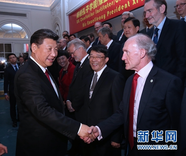 10月22日，國家主席習(xí)近平在倫敦出席全英孔子學(xué)院和孔子課堂年會開幕式。這是習(xí)近平同參加開幕式的嘉賓親切交談。 新華社記者 龐興雷 攝 