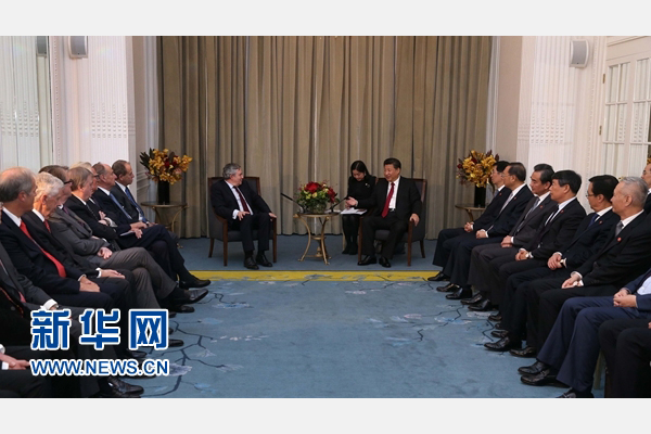 10月22日，國(guó)家主席習(xí)近平在倫敦集體會(huì)見(jiàn)英國(guó)前首相布朗等英國(guó)友人。新華社記者 龐興雷 攝 