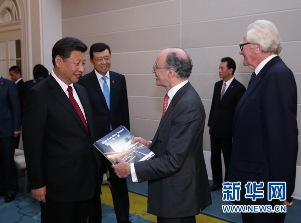 10月22日，國(guó)家主席習(xí)近平在倫敦集體會(huì)見(jiàn)英國(guó)前首相布朗等英國(guó)友人。新華社記者 龐興雷 攝 