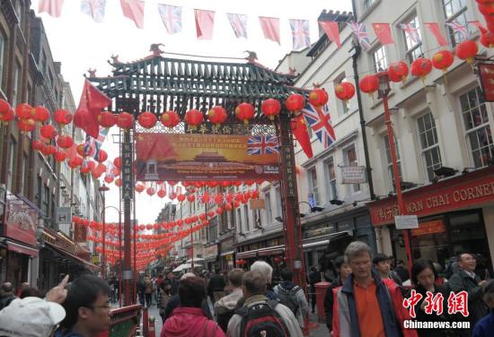 習(xí)近平主席訪問英國(guó)，倫敦唐人街掛出大紅燈籠和中英兩國(guó)國(guó)旗。 <a target='_blank' ><p  align=